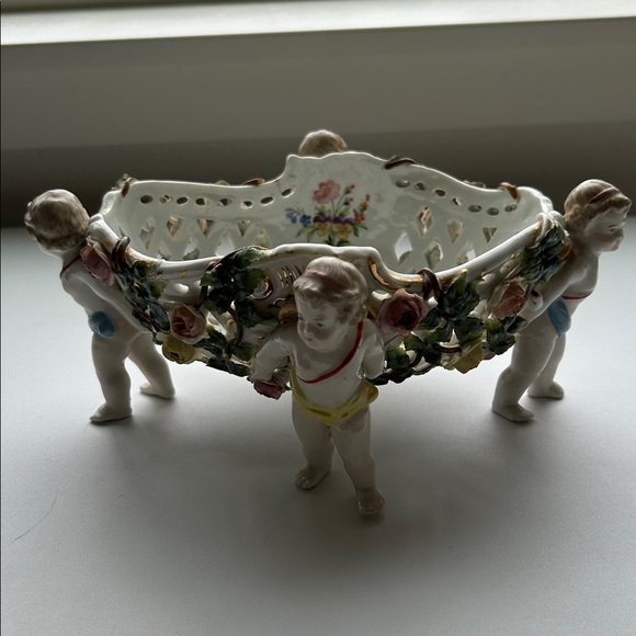 Rare piece Sitzendorf Porcelain Cherub Centerpiece Jardiniere Germany 1884-1902